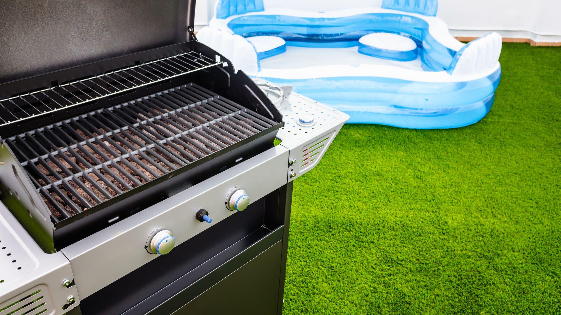 hacer una barbacoa en una terraza o jardín